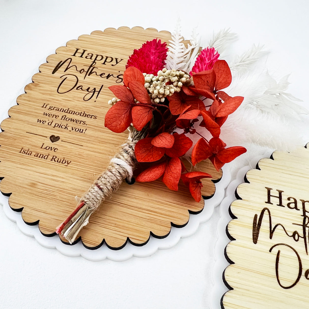 Personalised Magnetic Scalloped Dried Flower Plaque (3 flower options)